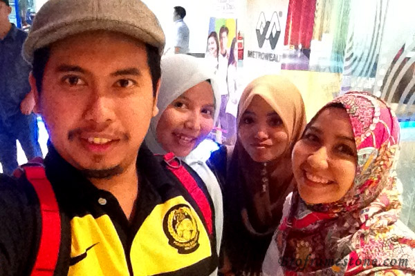 Lelaki nampak muda bersama gadis muda