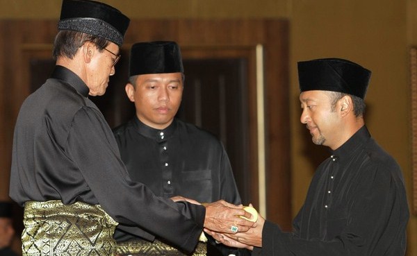 Alor Setar 6 Mei 2013-Pengerusi Jemaah Pemangku Sultan Kedah,Tunku Bendahara Kedah Datuk Seri Utama Tunku Annuar Alhaj Sultan Badlishah menyampaikan watikah perlantikan sebagai Menteri Besar Kedah kepada Datuk Mukhriz Tun Mahathir di Istana Anak Bukit semalam.Gambar Kamal Basir / wartawan Utusan Shariza Abdullah / Kosmo Norlida Akmar
