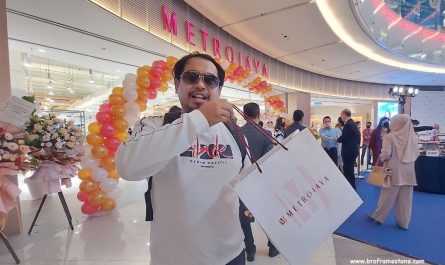 Shopping Metrojaya LaLaport