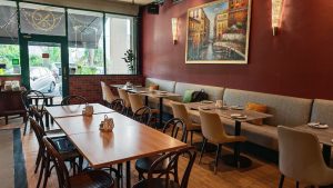 ruang dalam Restoran 17 Hills .