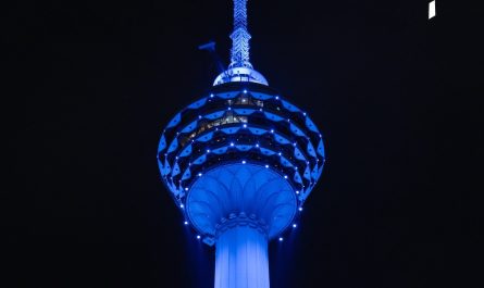 Menara Kuala Lumpur Disinari Biru