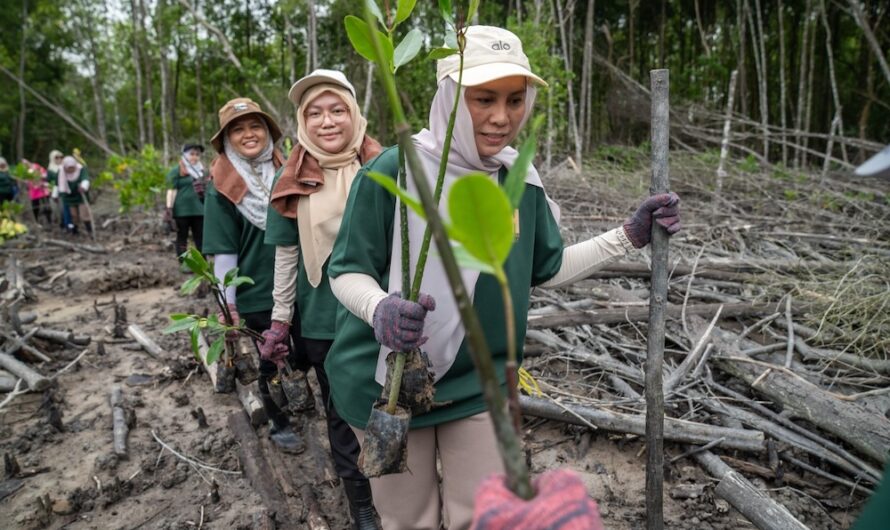 Hektar REIT Tanam 200 Pokok Bakau di Taman Alam Kuala Selangor